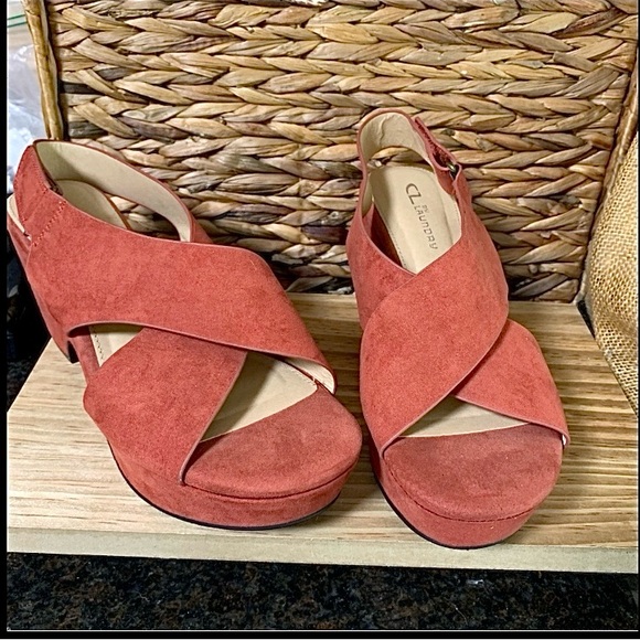 CL Laundry Wedge Sandals - Picture 2 of 7